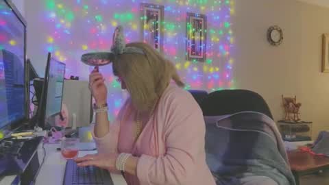 Snapshot of melodyredux_62 chatting on 01/15/26, 04:44 Melody online show from 01/15/26, 04:44