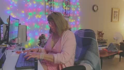 Snapshot of melodyredux_62 chatting on 01/17/26, 04:43 Melody online show from 01/17/26, 04:43