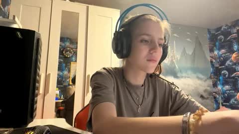 Hi Im Aria 18 years old online show from 10/15/25, 12:38