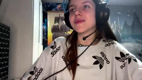 Snapshot of melonygriffen chatting on 04/18/26, 03:27 Hi Im Aria 18 years old online show from 04/18/26, 03:27