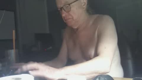 Snapshot of memberjames chatting on 01/10/25, 05:37 I am usually high and horny...lol online show from 01/10/25, 05:37