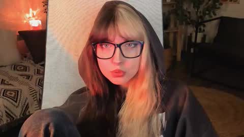 Snapshot of memorycadence chatting on 10/19/25, 03:23 Mia online show from 10/19/25, 03:23