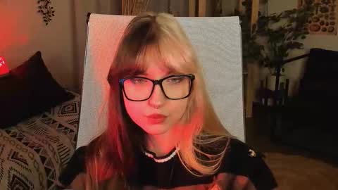 Mia online show from 10/31/25, 03:24