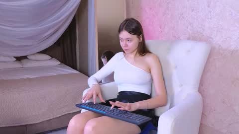 Snapshot of meow_mellie chatting on 03/11/25, 04:32 meow_mellie online show from 03/11/25, 04:32