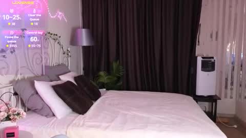 Snapshot of meow_mellie chatting on 09/24/25, 02:04 meow_mellie online show from 09/24/25, 02:04
