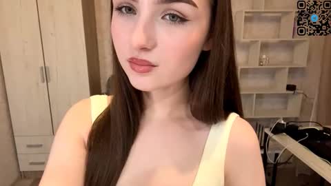 Snapshot of meridethvilca chatting on 10/19/25, 06:30 Rina online show from 10/19/25, 06:30