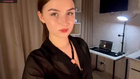 Snapshot of meridethvilca chatting on 11/19/25, 08:09 Rina online show from 11/19/25, 08:09