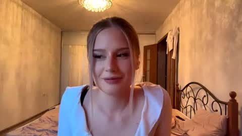 Snapshot of merrileesmoldt chatting on 06/25/26, 02:32 Stefani online show from 06/25/26, 02:32