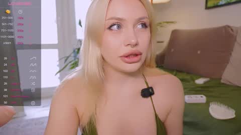 Stella online show from 09/19/25, 01:23