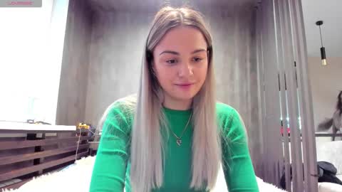 Mia online show from 12/04/25, 03:16