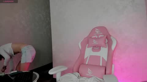 Mia  GMT7 Mon Tue Wen Thur 1000am-0300pm Sat 0300am-0900am online show from 12/30/24, 01:04