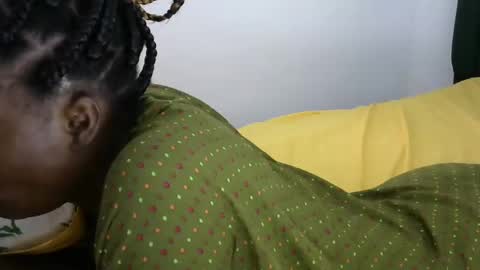 Snapshot of mia_bellah chatting on 02/04/25, 12:44 aishah petite online show from 02/04/25, 12:44