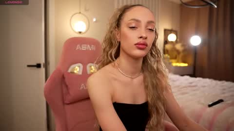 Snapshot of mia_bellamy chatting on 03/18/26, 03:31 Just call me Kitty online show from 03/18/26, 03:31