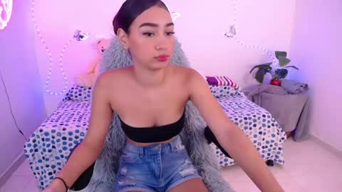 Snapshot of mia_cute_girl chatting on 06/05/26, 12:11 mia_cute_girl online show from 06/05/26, 12:11