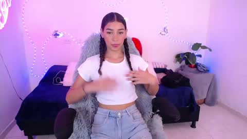 Snapshot of mia_cute_girl chatting on 06/08/26, 12:16 mia_cute_girl online show from 06/08/26, 12:16