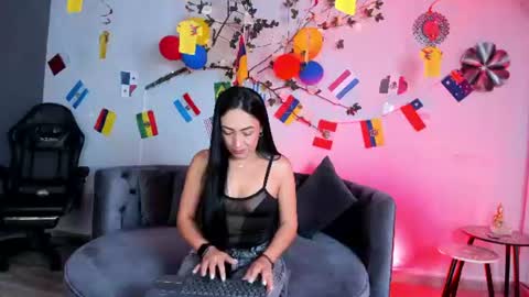 mia_davis__ online show from 06/18/26, 11:36