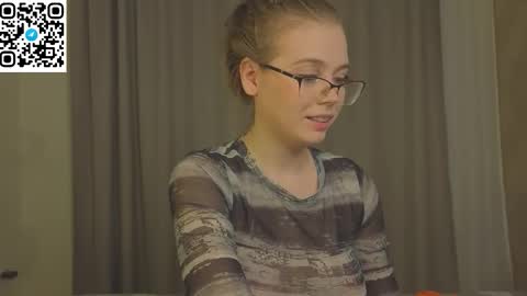 Snapshot of mia_dixson chatting on 10/21/25, 11:22 Mia online show from 10/21/25, 11:22