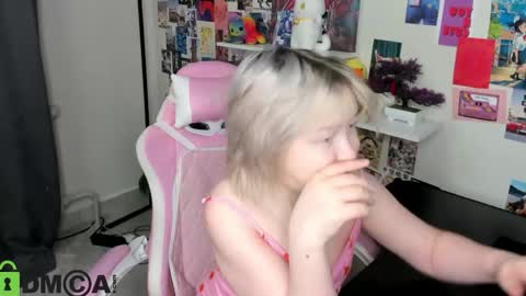 Mia online show from 05/05/26, 03:03