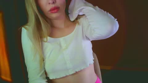 Snapshot of mia_fleur_ chatting on 12/14/24, 08:51 Mia online show from 12/14/24, 08:51