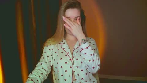 Snapshot of mia_fleur_ chatting on 12/26/24, 02:01 Mia online show from 12/26/24, 02:01