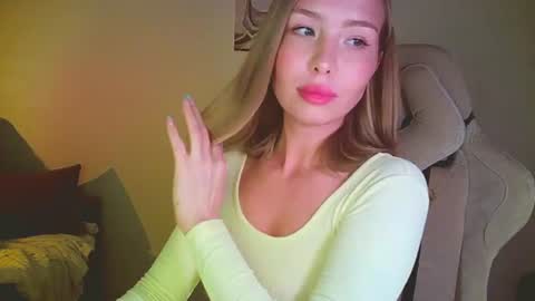 Snapshot of mia_fleur_ chatting on 06/17/26, 09:16 Mia online show from 06/17/26, 09:16