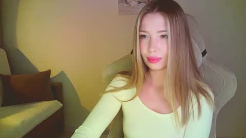 Snapshot of mia_fleur_ chatting on 07/20/26, 10:45 Mia online show from 07/20/26, 10:45