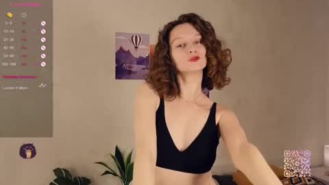 Snapshot of mia_frizz chatting on 09/14/25, 01:32 Mia online show from 09/14/25, 01:32