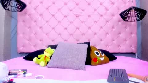 Snapshot of mia_hornny chatting on 01/15/26, 01:37 Mia online show from 01/15/26, 01:37