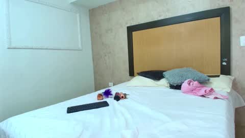 MIALOPEZ      .     Y      .      online show from 12/31/24, 10:26