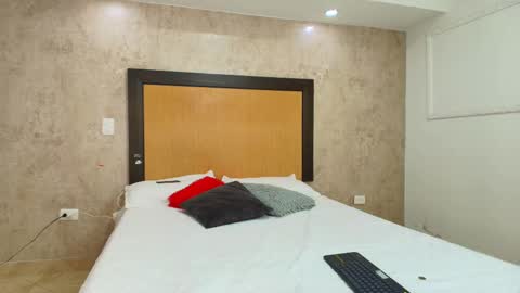 MIALOPEZ      .     Y      .      online show from 03/04/25, 07:22