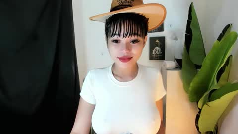 Snapshot of mia_lover9 chatting on 06/08/26, 06:03 M I A online show from 06/08/26, 06:03
