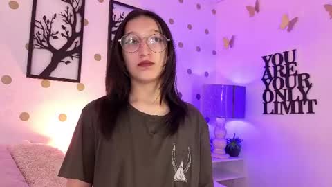 Snapshot of mia_luna0 chatting on 06/18/26, 11:31 Mia online show from 06/18/26, 11:31
