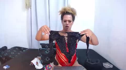 Snapshot of mia_luxce29 chatting on 11/09/25, 04:00 ---Mia--- online show from 11/09/25, 04:00