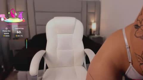 Snapshot of mia_medina chatting on 10/24/25, 07:54 online show from 10/24/25, 07:54