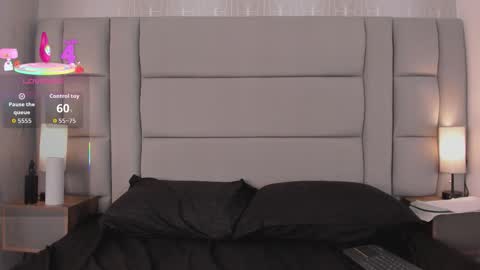 Snapshot of mia_medina chatting on 10/27/25, 09:19 online show from 10/27/25, 09:19