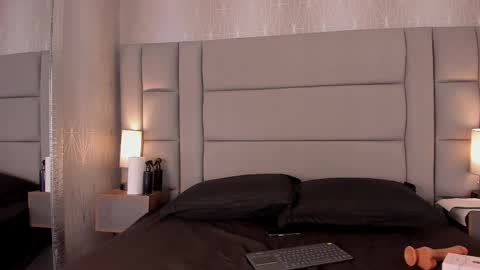 Snapshot of mia_medina chatting on 11/15/25, 07:21 online show from 11/15/25, 07:21