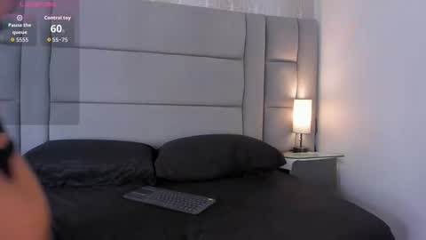 Snapshot of mia_medina chatting on 12/14/25, 07:07 online show from 12/14/25, 07:07