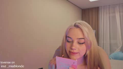 mia_milagros online show from 12/29/24, 04:27