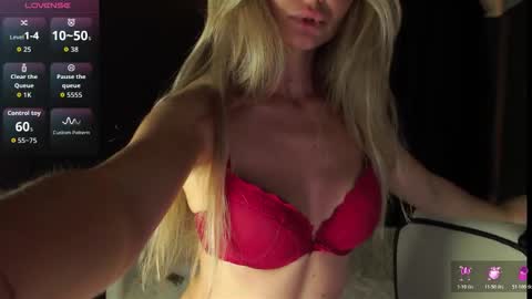 Snapshot of mia_mils chatting on 12/13/25, 08:04 online show from 12/13/25, 08:04