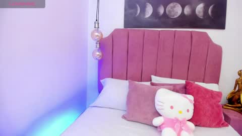 Snapshot of mia_naive chatting on 06/12/26, 11:53 Mia online show from 06/12/26, 11:53