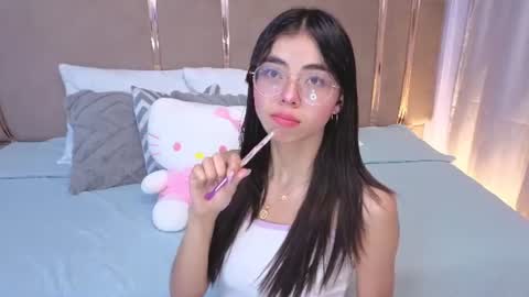 Snapshot of mia_naive chatting on 06/30/26, 12:28 Mia online show from 06/30/26, 12:28