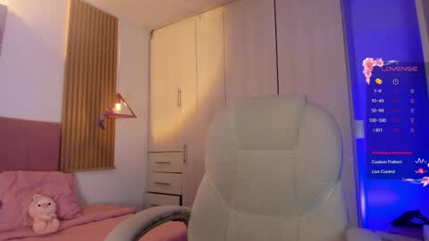 Snapshot of mia_nevaeh chatting on 04/11/26, 08:13 Mia Nevaeh - follow me online show from 04/11/26, 08:13