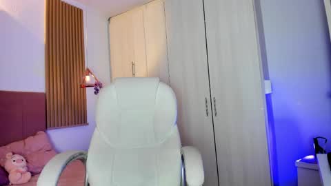 Snapshot of mia_nevaeh chatting on 05/19/26, 03:40 Mia Nevaeh - follow me online show from 05/19/26, 03:40