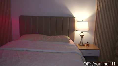 Snapshot of mia_paulina chatting on 10/31/25, 07:04 Instagram Nelyiramirez online show from 10/31/25, 07:04