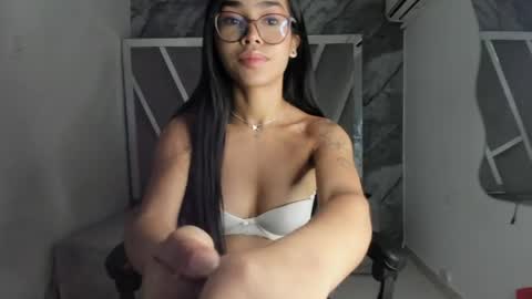 mia_petiteht online show from 04/09/26, 08:36