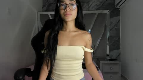 mia_petiteht online show from 05/08/26, 08:14