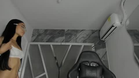 mia_petiteht online show from 06/06/26, 08:57