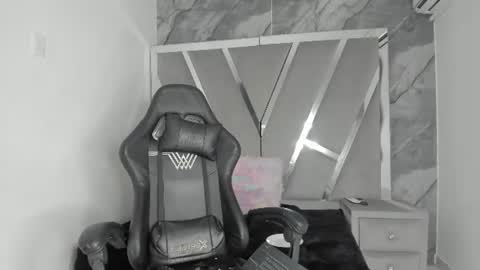 mia_petiteht online show from 06/14/26, 02:24