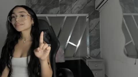 mia_petiteht online show from 06/17/26, 09:05