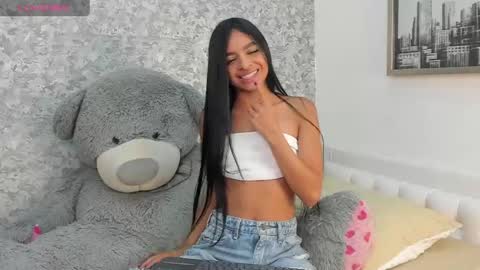Mia online show from 05/05/26, 03:03